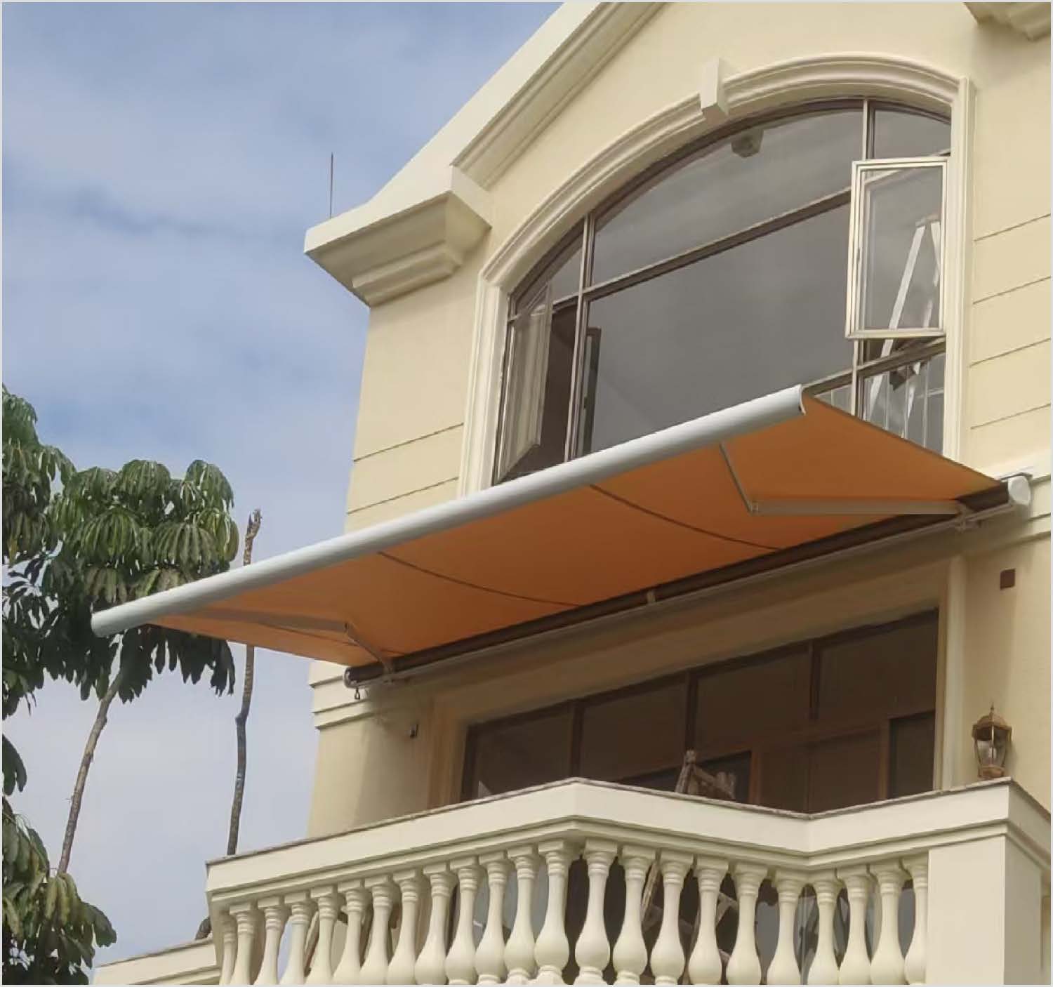 【電動伸縮遮陽棚】尊爵款「一鍵開合，晴雨無憂。」